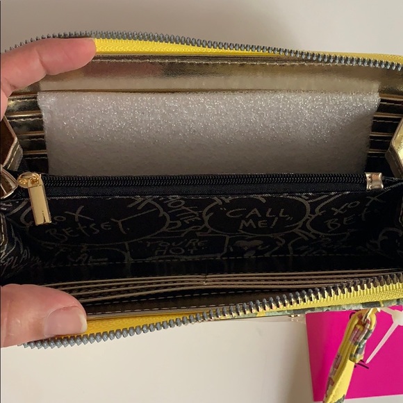 NEW Betsey Johnson yellow floral wallet wristlet - Picture 4 of 8